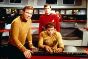 Bei dem Besuch des Planeten Argus IX werden zwei Besatzungsmitglieder der Enterprise von einer mysteriösen Wolke getötet. Captain Kirk (William Shatner, l.) besteht darauf, den Tod der Männer zu untersuchen.
