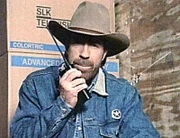 Walker (Chuck Norris) und Trivette wollen den Highway-Piraten eine Falle stellen. Deshalb hat sich Walker hinten bei der Ladung versteckt...