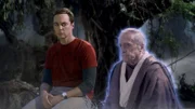 Sheldon (Jim Parsons, l.) hofft auf den Ratschlag von dem alten "Professor Proton" Arthur Jeffries (Bob Newhart, r.), denn Sheldon will unbedingt den Titel für sich gewinnen ...