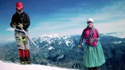 Estrella Gonzales und ihre Schwester Ana-Lia auf dem Gipfel des Huayna Potosí (6088m). Ohne Sauerstoffgerät fällt in dieser Höhe das Atmen schwer.
