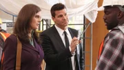 Booth (David Boreanaz) und Brennan (Emily Deschanel) befragen einen möglichen Zeugen (Darsteller unbekannt).