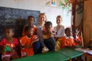 Bordkrankenschwester Katharina und Spa-Managerin Sylvia besuchen im Hinterland von Madagaskar ein soziales Projekt, das sich für die Bewohner der Insel einsetzt. Das Projektdorf "Jungle Park" verbindet öko-touristisches Angebot, die Einbindung, Förderung und Bildung Einheimischer und nachhaltigen Artenschutz mit Landwirtschaft in einem Ort.