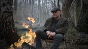 Noch sind es keine Irrlichter: Kriminalrat a. D. Thorsten Krüger (Christian Redl) sitz sinnend am Feuer.