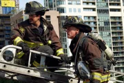 Chicago Fire Staffel 6 Folge 6 Voller Einsatz: Yuri Sardarov als Otis, David Eigenberg als Christopher Herrmann  Copyright: SRF/NBC Universal