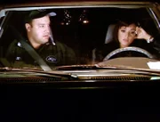Da Doug (Kevin James) momentan keinen Führerschein mehr hat, ist er auf Carrie (Leah Remini) als Fahrerin angewiesen.
