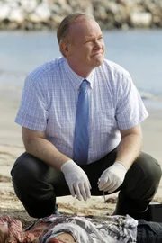 Gerichtsmediziner Dr. Tom Loman (Christian Clemenson) untersucht die am Strand gefundene Leiche und bestätigt den Ermittlern, dass das Opfer die typischen Verletzungen aufweist, die auf den "Miami Taunter" hinweisen.