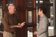 Kann Commander Joe White (Terry O'Quinn, l.) Chin (Daniel Dae Kim, r.) und Danny helfen, Steves Unschuld zu beweisen?
