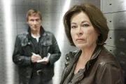 Kommissarin Springer (Rita Russek) und ihr Assistent Overbeck (Roland Jankowsky) stehen vor den geöffneten  Bankschließfächern. Es fehlen mehrere Millionen Euro.