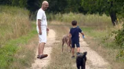 Der Karlsruher Tierarzt Dr. Gerd Britsch verbringt seine Freizeit gerne mit seinem Sohn und den Hunden in der Natur.