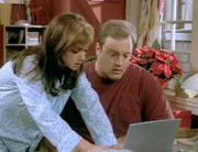 Doug Heffernan (Kevin James) und seine Frau Carrie (Leah Remini) kontrollieren die neuesten Aktienkurse.