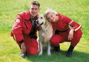 Was wäre ein Bergungsteam ohne einen verlässlichen Rettungshund? Ralf Staller (Wolfgang Krewe) und Dr. Kollmann (Anja Freese) sind stolz auf Gonzo
