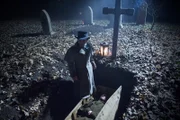 Die Leichenteile, aus denen  Frankenstein (Darsteller unbekannt) sein Monster zusammensetzen will, findet der Medizinstudent auf dem Friedhof.