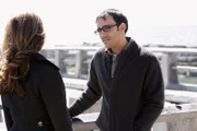 Justin Yates (Omid Abtahi, r.) erzählt Melinda (Jennifer Love Hewitt, l.) von einem Segelboot- Unfall, bei dem er seine damalige Freundin im Stich gelassen hat ...