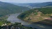 Bei Bingen hat der Rhein über die Hälfte seines Weges zur Nordsee hinter sich gebracht. Bis ins 19. Jahrhundert behinderte hier ein Felsenriff die Durchfahrt der Schiffe, das "Binger Loch" gilt als einer der gefährlichsten Passagen des Rheins.