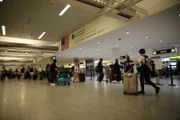 Die Passagiere tragen ihr Gepäck auf dem Weg durch den John F. Kennedy International Airport. (National Geographic)