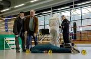 Bielefelder (Bill Mockridge, l.) und Klaus Schmitz (Hartmut Volle, 2.v.l.) begutachten den Tatort. Handballtrainer Rainer Teichmann ist kaltblütig ermordet worden (mit Komparserie).