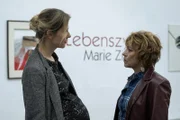 Heidi Knopke (Gitta Schweighöfer, rechts) besucht Marie Zischl (Katrin Röver, links) in der Galerie.