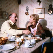 Schöninger (Walter Sedlmayr) beim Frühstück mit seiner Frau (Bruni Löbel).