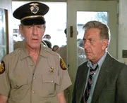 Quincy (Jack Klugman, r.) und Polizeichef Frank Ollano (John Anderson) sind zum Tatort geeilt.