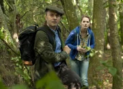 Dr. Berger (Robert Schupp) und Frau Falk (Laura Vietzen) sind als Team auf der Suche nach dem Geocaching-Schatz.