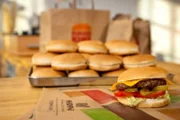 Burger King bietet angeblich größere Portionen als die Konkurrenz an. Aber stimmt das wirklich?
