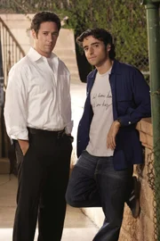 (1. Staffel) - Gemeinsam lösen die Brüder Don (Rob Morrow, l.) und Charlie (David Krumholtz, r.) Fälle des FBI's - allerdings hochgradig wissenschaftlich ...