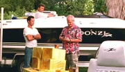 Erst als Sam (Bruce Campbell, M.) die Sitze des Bootes näher untersucht, schwant Michael (Jeffrey Donovan, l.) und Virgil (Chris Ellis), dass sie in eine heikle Sache hineingeraten sind.