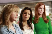 Bree (Marcia Cross, r.), Gabrielle (Eva Longoria, M.) und Lynette (Felicity Huffman, l.) können nicht fassen, wie Mike seinen Sohn taufen möchte und sind entsetzt ...
