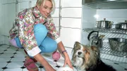 Rita (Gaby Köster) soll Schumanns Hund füttern. Doch Lucki frisst nicht!