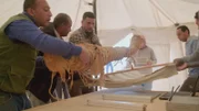 In der antiken Nekropole von Philadelphia bereitet sich das Team darauf vor, eine Mumie zu röntgen. (Windfall Films/Andrew Richens)