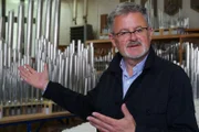 Der Orgelbau gehört seit 2014 zum immateriellen Weltkulturerbe – Christopher Clark lässt sich die verschiedenen Arbeitsschritte erklären.
