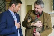 Ein wertvolles Hundehalsband führt die Kommissare Hansen (Igor Jeftic, l.) und Stadler (Dieter Fischer, r.) zum wahren Täter.