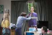 Als Amy mit Sheldon (Jim Parsons, 2.v.r.) Schluss macht, ist dieser sichtlich geschockt. Bernadette (Melissa Rauch, l.), Howard (Simon Helberg, 2.v.l.) und Stuart (Kevin Sussman, r.) sind wenig überrascht ...