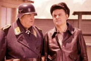 Sgt. Hans Georg Schultz (John Banner, l.), Colonel Robert E. Hogan (Bob Crane)