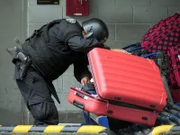 Jeden Tag kämpfen die Polizeibeamten am Flughafen in Peru gegen den Drogenhandel und andere Verbrechen.