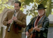 Mr. Monk (Tony Shalhoub, l.) amüsiert sich mit dem Countrystar Willie Nelson (Willie Nelson, r.) ...