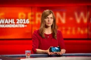 Susanne Kröhmer (Anna Loos) zeigt in der letzten TV-Debatte vor der Wahl das Handyvideo, das Degenhardts und KKs Auftragsmord beweist.