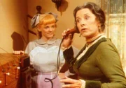 Mrs. Oleson (Katherine MacGregor, r.) hört sämtliche Telefongespräche ab, was ihre Tochter Nellie (Alison Arngrim, l.) inakzeptabel findet.