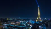 Die nächtliche Aura des Eiffelturms wurde durch die Installation von Scheinwerfern weiter verstärkt. Kein Wunder, dass seine spektakuläre Präsenz in der Pariser Nacht ihn zum Sinnbild der Stadt der Liebe machte.