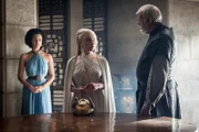 Missandei (Nathalie Emmanuel, li.) und Daenerys Targaryen (Emilia Clarke, Mi.)