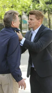 Booth (David Boreanaz, r.) kann nicht ertragen, von seiner Familie getrennt zu sein und will von Max (Ryan O'Neal) wissen, wohin dieser Brennan und seine Tochter bringen wird.