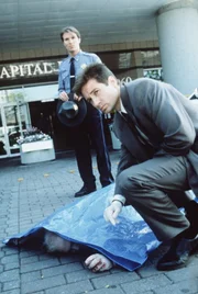 Mulder (David Duchovny, vorne) wird nach Franklin/Pennsylvania gerufen, wo völlig unbescholtene Leute plötzlich durchdrehen und andere Menschen umbringen.