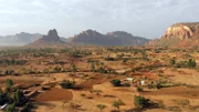 Teile von Äthiopien im Nordosten Afrikas sind geprägt von zerklüfteten Gebirgen und trockenen Tälern.