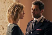 Sylvia Fox (Emilia Fox) lernt Capitano Giovanni Riva (Giovanni Cirfiera) von der regionalen Polizei in Perugia kennen.