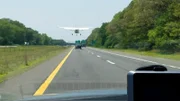 Im Juli 2017 erlebt der Pilot dieser Cessna 206 eine böse Überraschung: Wegen technischer Probleme bleibt ihm nichts anderes übrig, als mitten auf einer Interstate, einer Autobahn in den USA, zu landen.