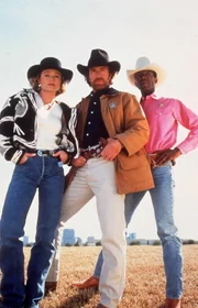 Texas Ranger Cordell Walker (Chuck Norris) ist ein gerechtigkeitsliebender Held mit Stahl in den Fäusten. Zusammen mit seinem Partner James Trivette (Clarence Gilyard Jr.,r.) und der stellvertretenden Bezirksstaatsanwältin Alex Cahill (Sheree J. Wilson,l.) löst er so einige actionreiche Fälle.. Walker, Texas Ranger