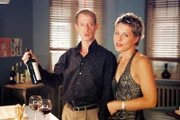 Vanderheiden (Luc Feit, l.) und Patricia (Barbara Demmer, r.) haben ihren Streit beigelegt und sich zum Abendessen verabredet ...