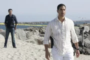 Eric Delko (Adam Rodriguez, r.) erhält bei dem neuen Fall geheimnisvolle Hilfe von seinem totgeglaubten Kollegen Tim Speedle (Rory Cochrane). Aber kann das wirklich sein?