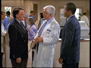 Der Topagent Drake (Robert Vaughn, l.) und sein Assistent Kesler (Phil Morris, r.) wollen von Mark Sloan (Dick Van Dyke, M.) wissen, wo Jesse und sein Vater sich aufhalten.