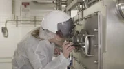 Chemikerin Stephanie Jedner inspiziert die Apparaturen in der neuen Produktionshalle.